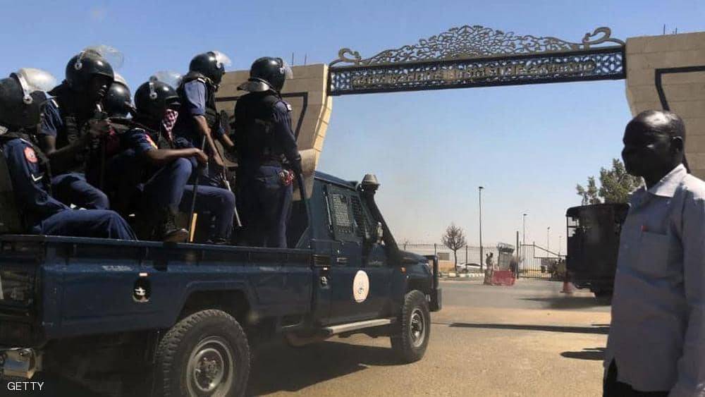 إغلاق مطار الخرطوم وسط ترقب لبيان الجيش