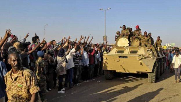 الغارديان: السودان يستعيد لمحة من هويته الضائعة بعد رحيل البشير