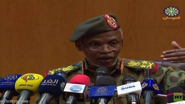 المجلس العسكري يتعهد بمحاكمة المسؤولين عن قتل المحتجين ويعد بعدم تسليم البشير