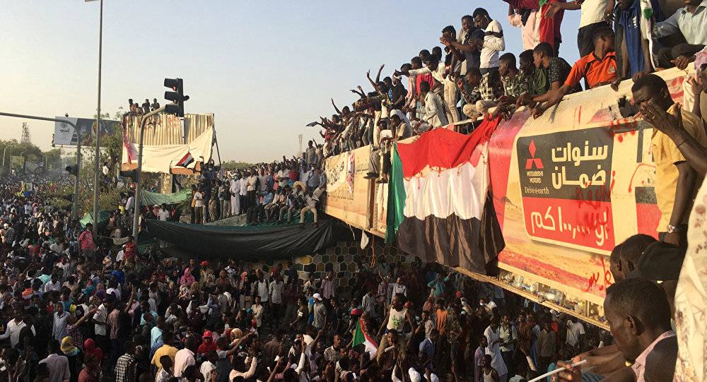 المعارضة السودانية وتجمع المهنيين يصفون بيان الجيش السوداني بالانقلاب ويدعون لاستمرار المظاهرات