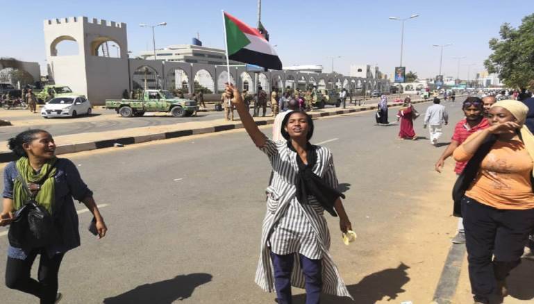 الإحتفالات تعمّ السودان بسقوط البشير.. والشعب يهتف "سقطت، سقطت"