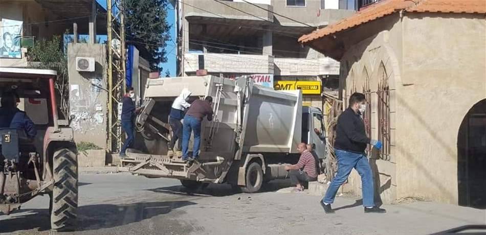 متطوعون يساعدون على جمع النفايات في ببنين (صورة)