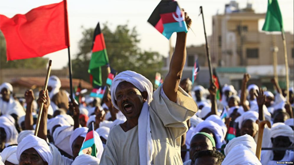 منظمو احتجاجات السودان يرفضون إعلان المجلس العسكري