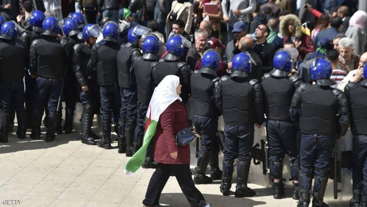 ماذا يجري في الجزائر؟ 
قوات مكافحة الشغب تنسحب من أهم موقع احتجاجي في الجزائر