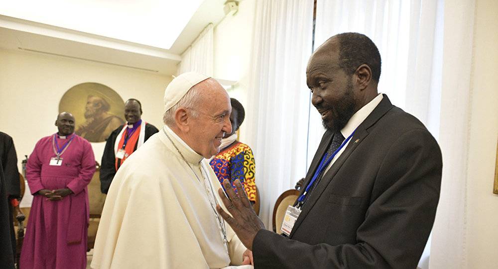 البابا فرنسيس يقبل أقدام قادة جنوب السودان (صور + فيديو)
