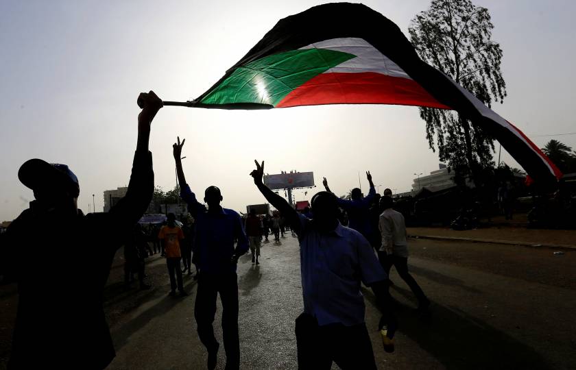 لماذا أطاح الجيش بالبشير الآن؟ وهذه أهم نصيحة للسودانيين