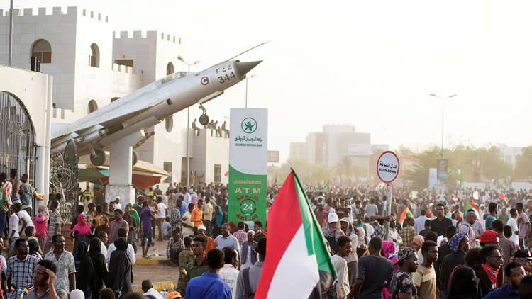 رغم حظر التجوال في السودان.. مظاهرات ضد المجلس العسكري الانتقالي