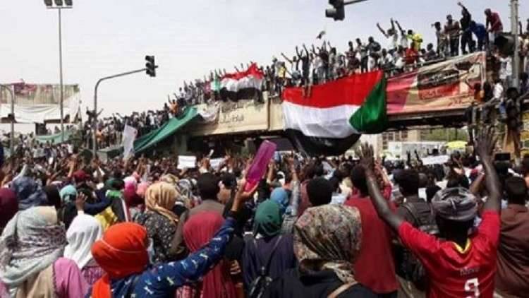 السودان.. أولى خطوات المجلس العسكري والمعارضة تواصل الاعتصام