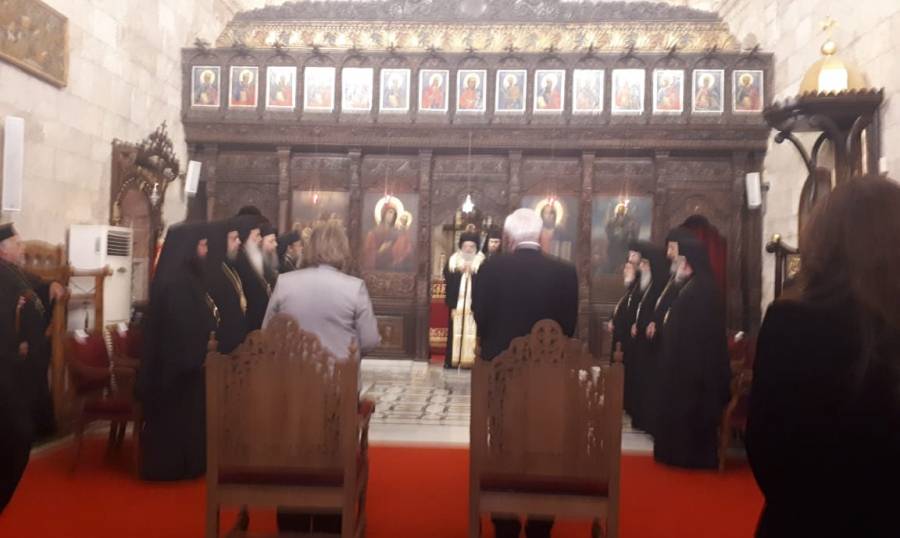 الرئيس اليوناني في دير البلمند واليازجي يمنحه وسام بطرس وبولس