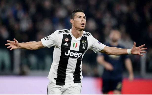 متفرقات كروية من الملاعب العالمية: مورينيو يغازل بايرن ميونيخ ويكشف عن أمنيته لكوفاتش

صحف ألمانيا تنشغل بالصراع البافاري وهيتسفيلد: ميسي ورونالدو سيمنحان اللقب لفريق إنكليزي

سطوع سون وتوهج توتنهام يسيطران على عناوين صحف إنكلترا والطريق إلى ريال مفتوح أمام بوغبا