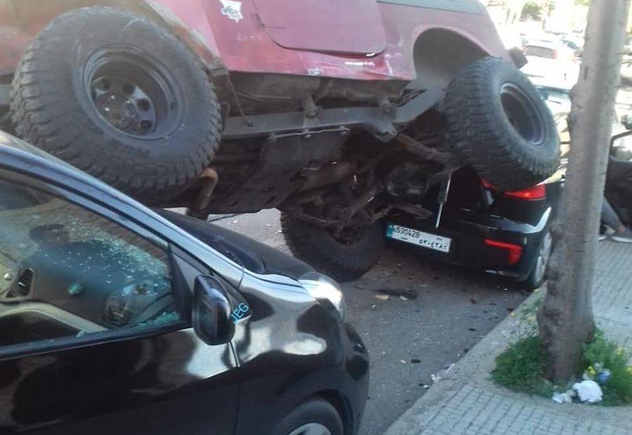 بالصور: حادث سير "غريب" في بكفيا