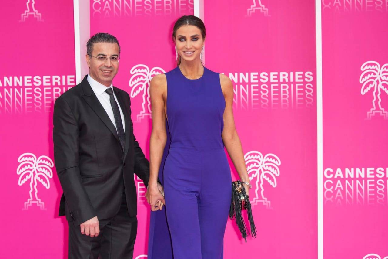 خاص- أنابيلا هلال تَلمع على السجادة الحمراء في كان...وتقدّم جائزة في حفل Kids Emmy Award!