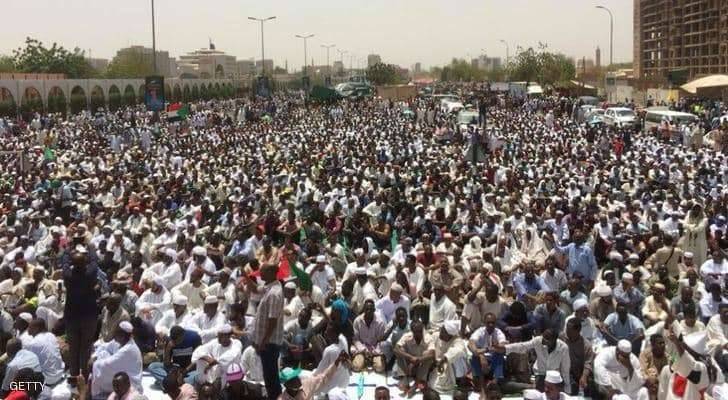 منظمو احتجاجات السودان يرفضون إعلان المجلس العسكري