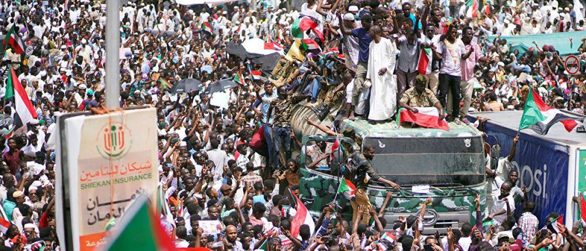 آلاف السودانيين يواصلون التظاهر بالخرطوم.. وهذه مطالبهم
