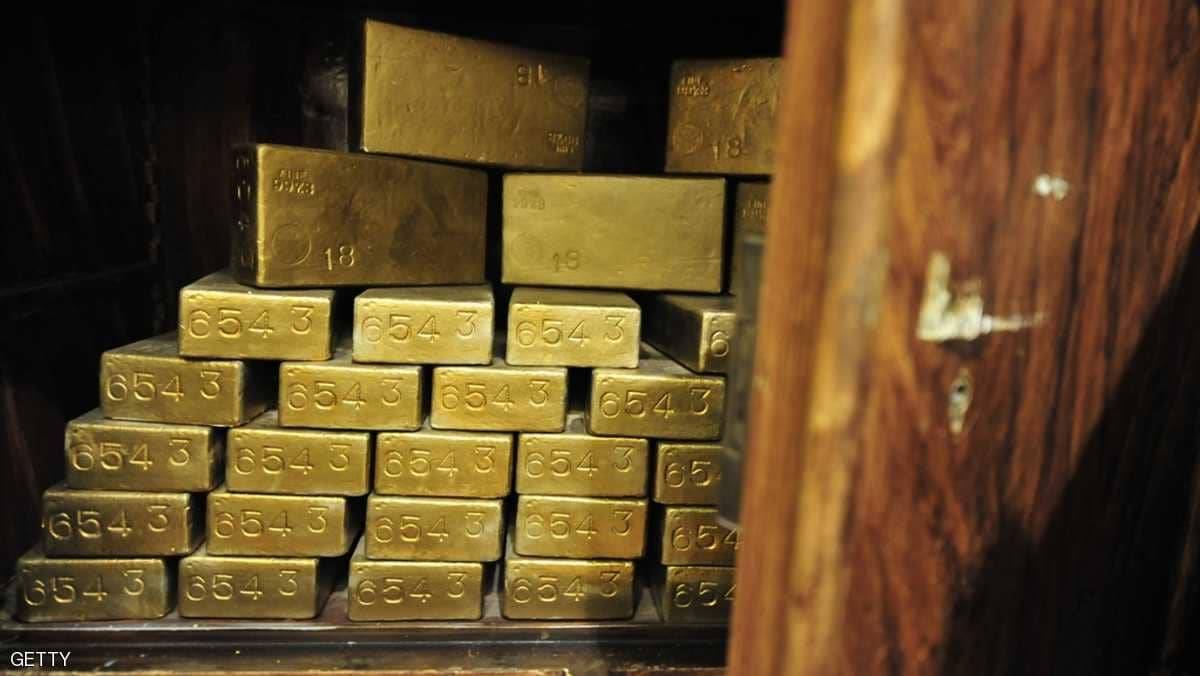 الذهب يتراجع مع انحسار تأثير هبوط الدولار