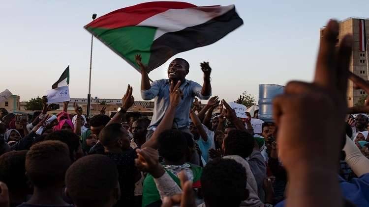 الكويت تزيّن أبراجها بعلم السودان