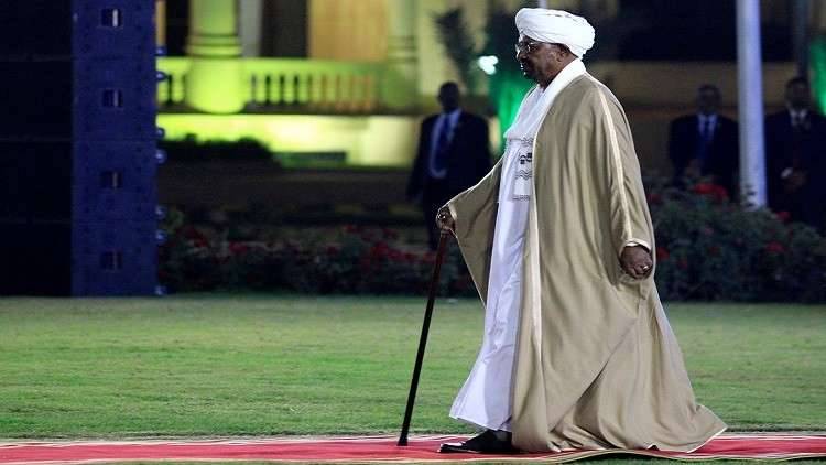 اللحظات الأخيرة من عهد البشير.. هكذا تم ابلاغه بقرار عزله