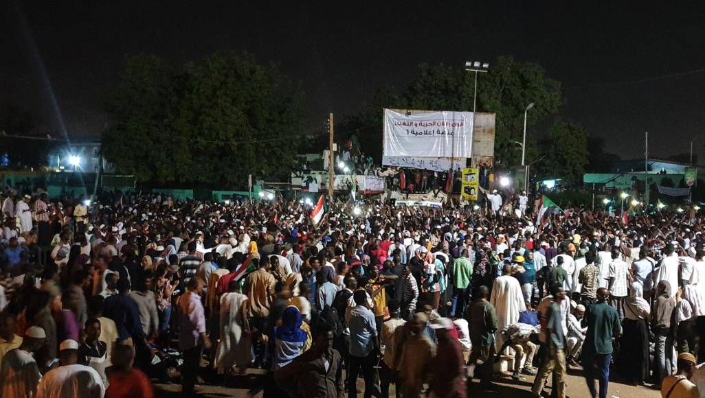 اليوم الثالث بدون البشير.. قائمة بآخر التطورات في السودان