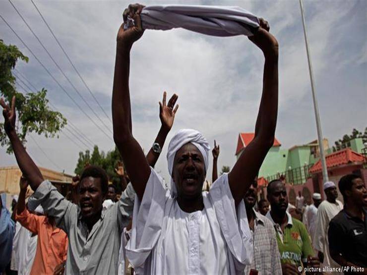 بالفيديو۔۔۔ سودانيون يقتحمون منزل وزير الطاقة في حكومة البشير