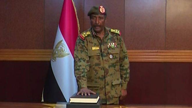 الفريق عبدالفتاح البرهان الذي "يحظى بقبول نسبي" في السودان