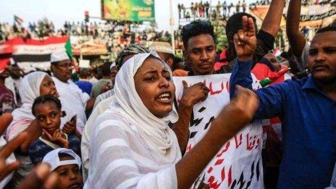 مظاهرات السودان: المحتجون يطالبون بانتقال فوري إلى حكم مدني