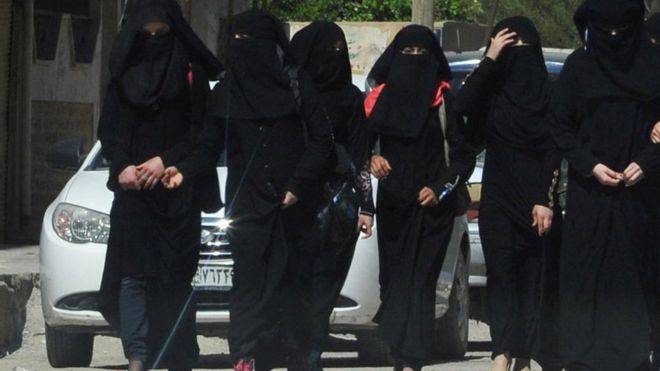 صنداي تلغراف: عروس تنظيم الدولة شميمة بيغوم كانت تحمل الكلاشينكوف وتلقب بـ "شرطية الأخلاق الصارمة"
