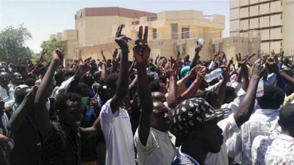 فيديو صادم عن إصابة شرطي خلال إحتفالات السودان