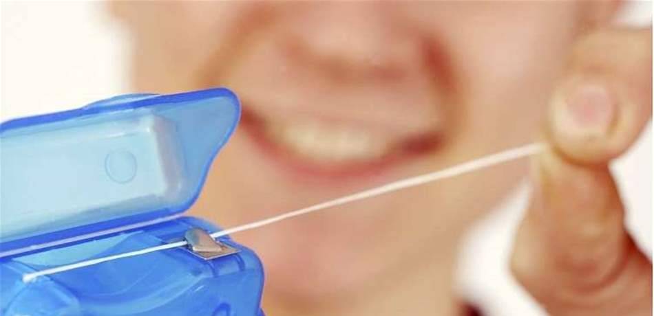 إحذروا خيط تنظيف الأسنان.. هذه الأمراض التي يسببها