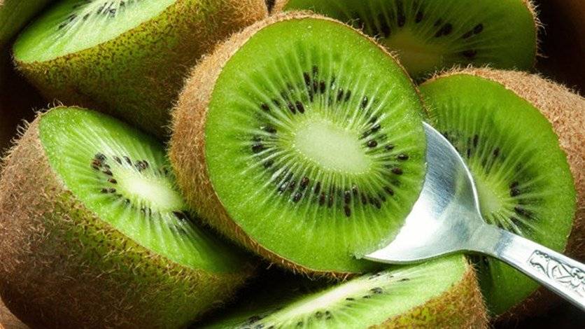 ماذا يحصل لكم عند تناول الكيوي بقشرتها؟