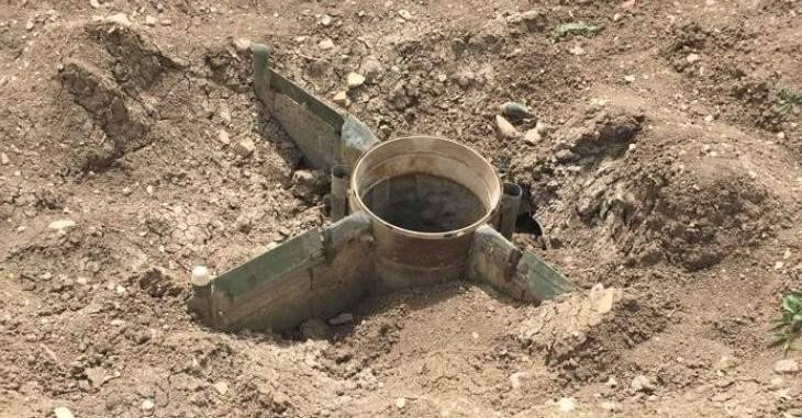 قوة من فوج الهندسة في الجيش تسحب بقايا صاروخ في خراج الصويري