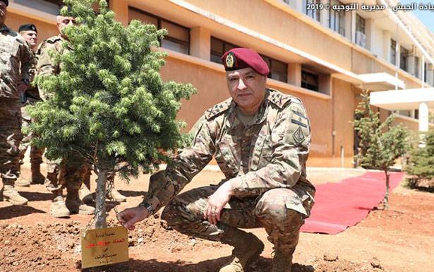 تفقد معهد التعليم في ثكنة محمد مكة ــ بعلبك

قائد الجيش طمأن العسكريين :

حقوقكم محفوظة بالتعويضات