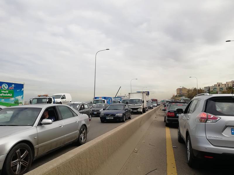 توقف شبه تام للسير عند مدخل منطقة الشوف في الدامور وحتى جسر خلدة