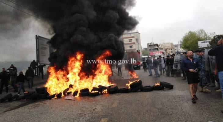 قطع متقاعدين عسكريين الطريق بالاطارات المشتعلة عند مفرق شويت