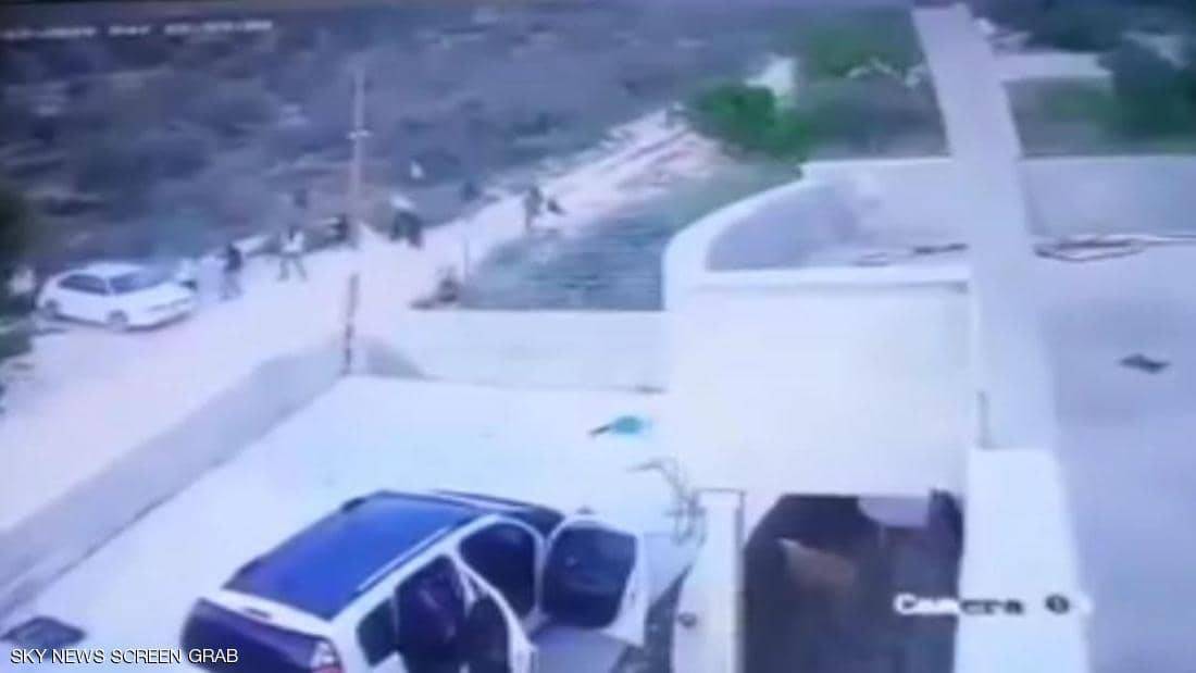 كاميرا ترصد اعتداء مستوطنين يهود على عائلة فلسطينية