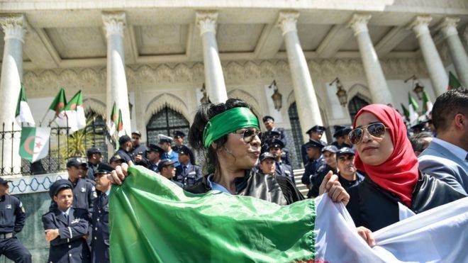 مظاهرات الجزائر: الشباب يقود حركة التغيير