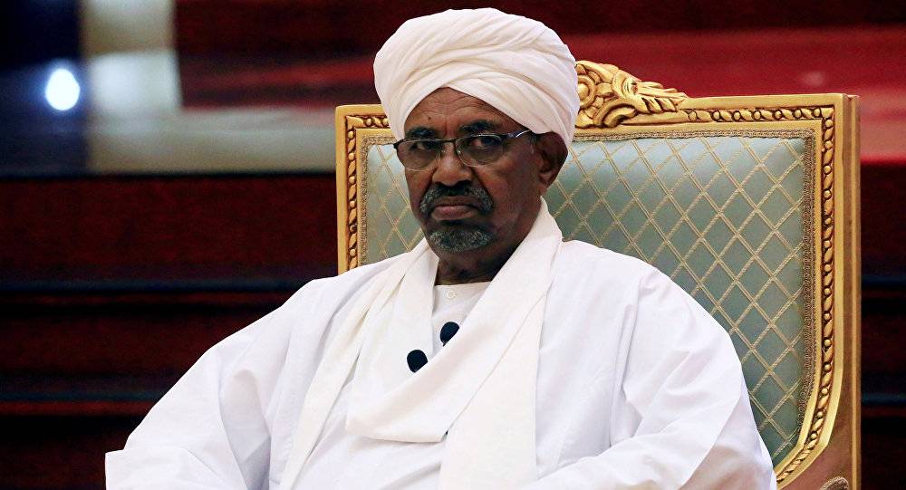 تداول مقاطع فيديو زعم أنه لاقتحام منزل البشير... ماذا وجدوا