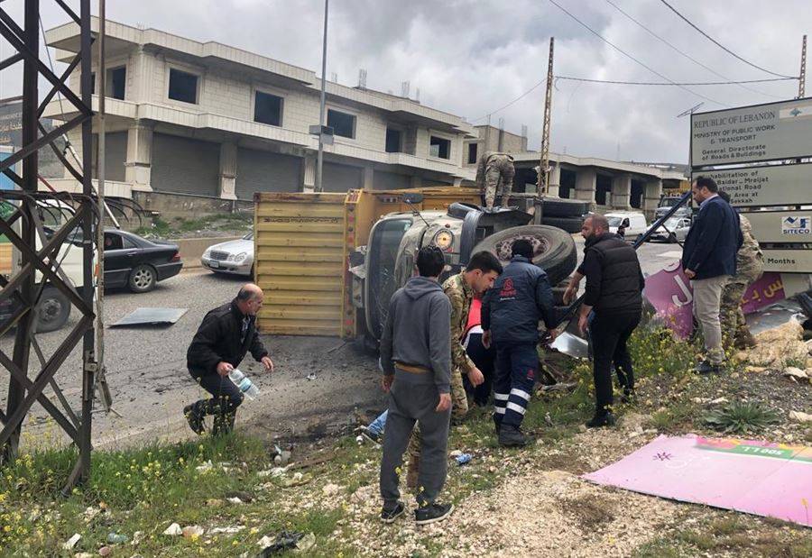 جريح في انقلاب شاحنة على ضهر البيدر