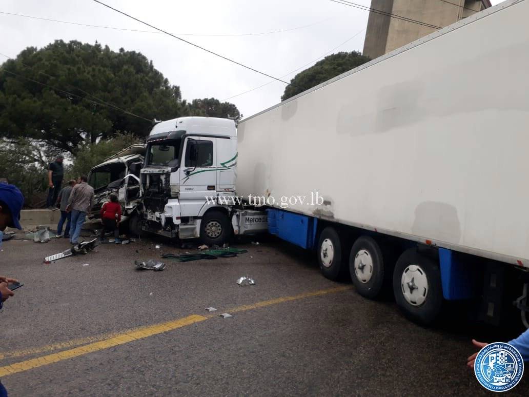 بالصور: حادث مفجع على اوتوستراد بيروت البقاع