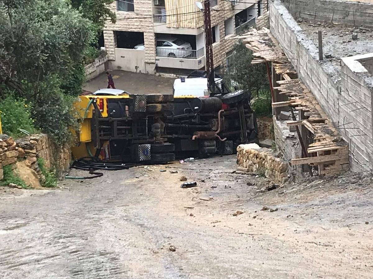 بالصور: جريح في إنزلاق شاحنة في المنصورية