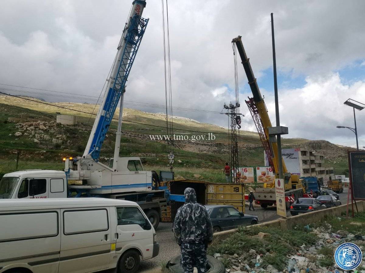 بالصور: إزالة الحادث على طريق ضهر البيدر