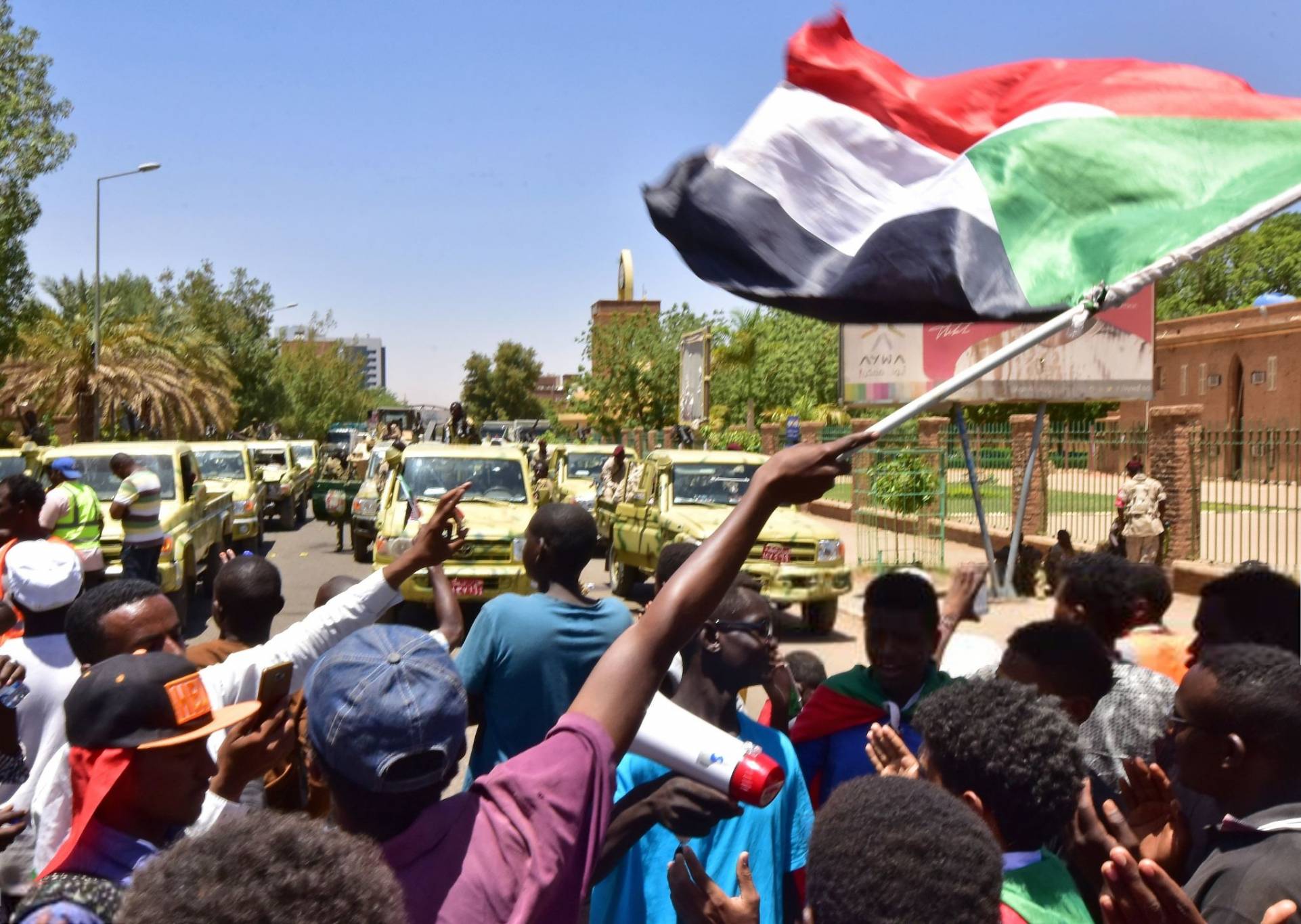 السودان : المجلس العسكري يُعيد ترتيب المؤسسات العسكريّـة والأمنيّة ويُشكّل لجنة لاستلام مقرات حزب البشير
