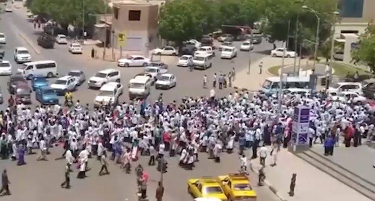 الموكب الأبيض.. أطباء السودان يطالبون بـ"الحرية"