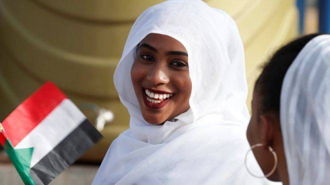 مظاهرات السودان: المجلس العسكري "يعتقل اثنين من أشقاء البشير ضمن حملة تشمل رموز النظام السابق"