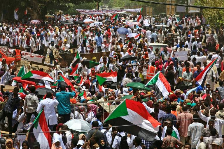 نقل البشير إلى السجن والسودانيون يواصلون التظاهر