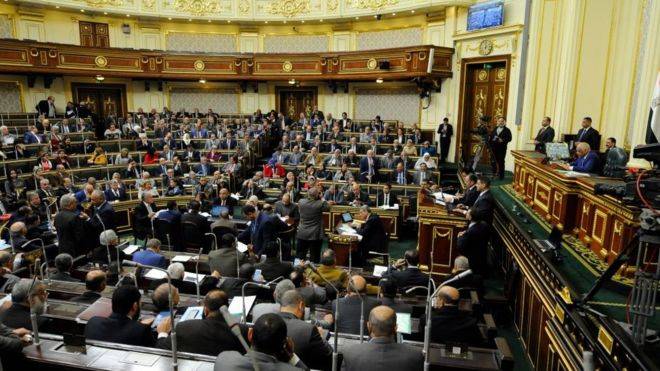 البرلمان المصري يقر تعديلات دستورية تتيح للسيسي البقاء رئيسا حتى 2030