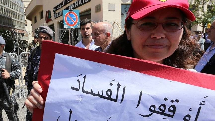 إضراب عام يلف لبنان رفضاً لتخفيض الرواتب