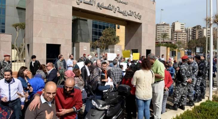 الأساتذة المتعاقدون: نعاني من الظلم الحقيقي والإضراب وفر مليار دولار على الدولة