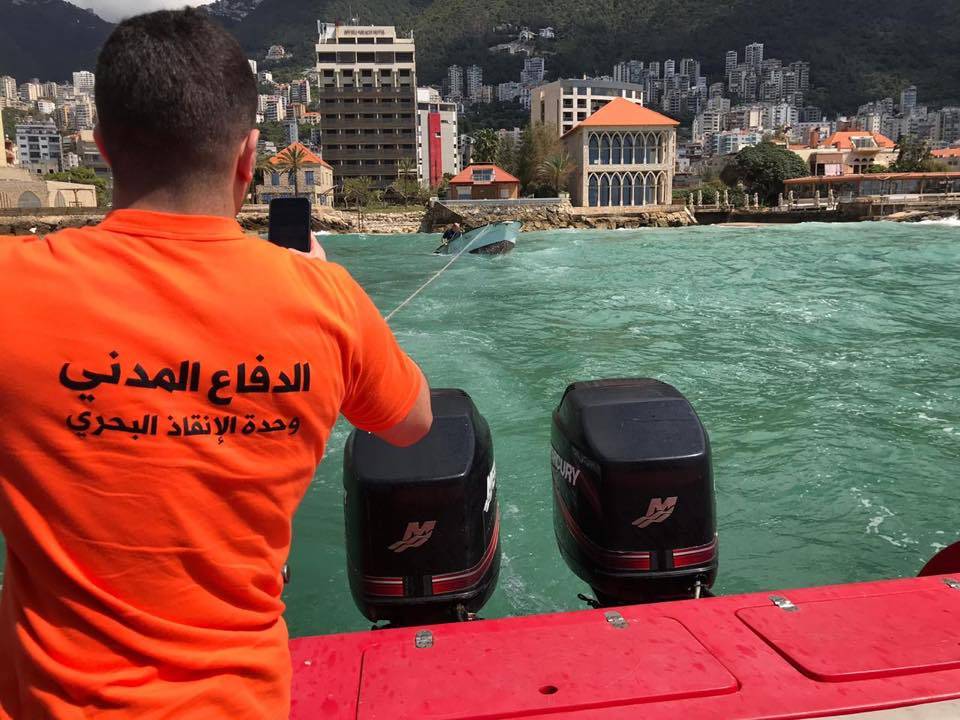 بالصور: إنقاذ زورق للصيد في خليج جونية