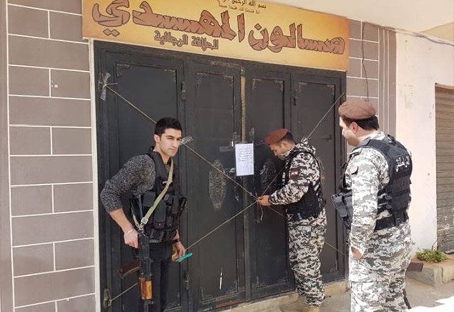 الأمن العام يقفل محالاً لسوريين في بعلبك