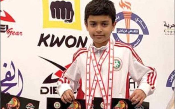 الطفل علي حمد وذهبيتان